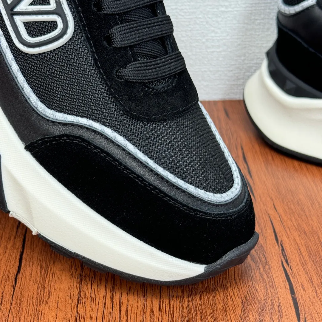 [Valentino] Top P: 820💰 Size: 39-44 leather shoe size (can be customized 38.45 cannot be returned or exchanged) VALENTION/Valentino FREEDOTS series new spring and summer men's sports shoes Lightweight and breathable casual thick-soled men's shoes Classic contrasting splicing design Suede cowhide stitching nappa calfskin + breathable technical mesh material Hot glue brand pattern badge logo details Delicate calfskin feet Lightweight mesh lining, ultra-light TPU foam rubber outsole, sports version, thick-soled style design, easy and versatile, multiple colors available, able to meet various matching needs, complete package! Item number: HL6688 black